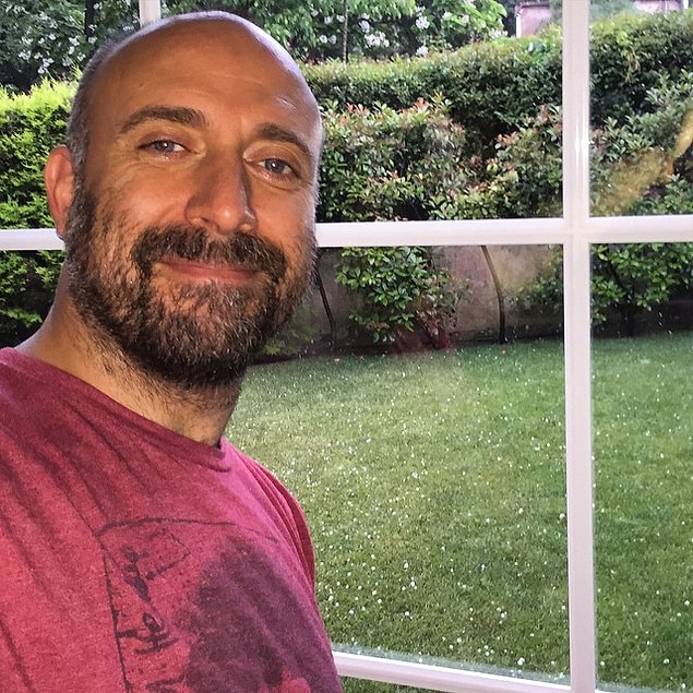 Çiftimiz Binbir Gece dizisinde tanışmışlar. Ancak onlarınki sanıldığı gibi ilk görüşte aşk olmamış. Halit Ergenç o sırada başka bir hayalin peşinden koşmaktaymış.