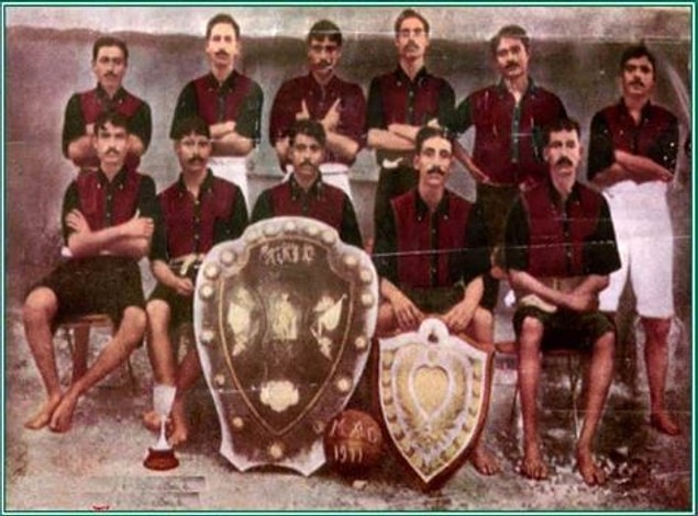 2. Hindistan, 1950`de Brezilya`da oynanacak Dünya Kupası`nda çıplak ayakla oynamak isteyince FIFA reddine uğradı ve turnuvaya katılamadı.