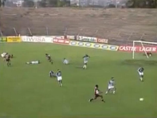 6. 1998'de Demokratik Kongo Cumhuriyeti'nde oynanan bir maçta, sahaya yıldırım düşmesi sonucu 11 futbolcu hayatını kaybetti. Daha da garibi, hayatını kaybedenlerin deplasman takımından olmasıydı.