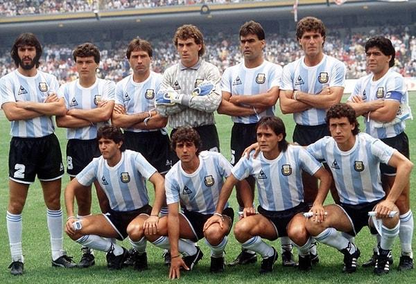 11. 1986 ve 1990 Dünya Kupası’nda, Arjantin Milli Takımı futbolcularının tavuk yemesi "uğursuzluk" gerekçesiyle yasaklanmıştır.