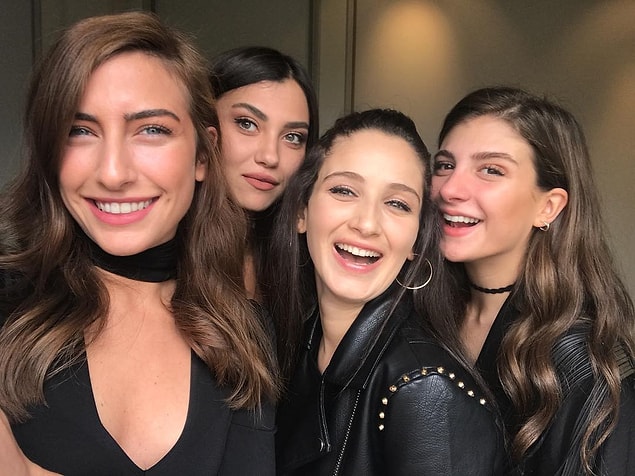 Naz Çağla Irmak, 2015 yılında yayınlanan Kırgın Çiçekler dizisiyle evlerimize tekrar konuk oldu. Dizideki performansıyla dikkat çeken Irmak, başarısıyla göz doldurdu