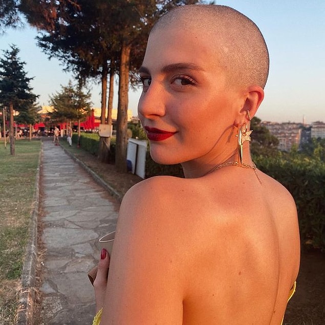Naz Çağla Irmak, 21 yaşında 3 kez kansere yakalanan ve son yakalandığında kaybetsem de savaşarak kaybedeceğim” diyen Neslican Tay’ın zorlu mücadelesini konu alan film için saçlarını kazıttı.