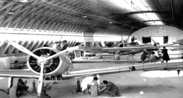 Böylece THK 1925'te kurulur. Atatürk, yalnızca uçak almak ya da pilot eğitmek ile ilgilenmez. O, “Bütün tayyarelerimizin ve motorlarının memleketimizde yapılması ve hava harp sanayinin..."