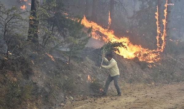 09:43 Aydın'ın Karacasu ilçesindeki orman yangınına müdahale sürüyor.