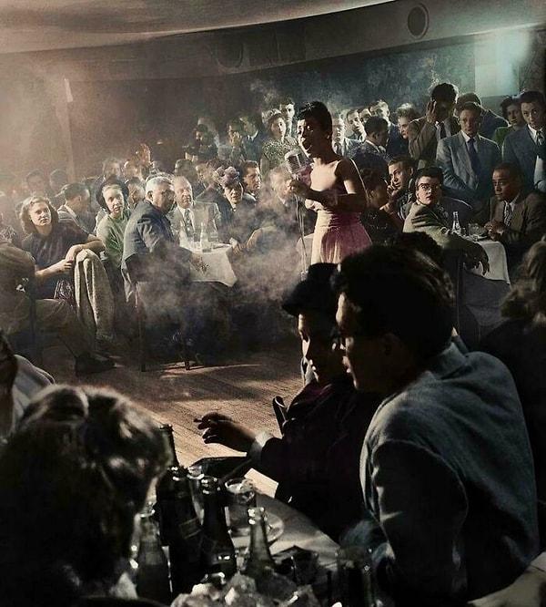 4. Billie Holiday, New York'un ilk entegre kulübündeki "Garip Meyve" gösterisi, 1939.
