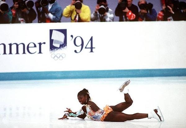 1. Fransız artistik patenci Surya Bonaly, 1999 Nagano Oyunları'ndaki kısa programı sırasında düştü. Bu hatasından dolayı madalya alamayacağını bilen Bonely, buzun üstündeki zamanını unutulmaz kılmaya karar verdi.
