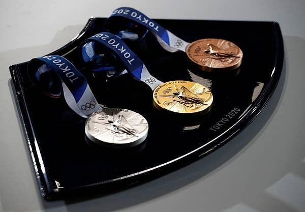12. Tokyo madalyaları, atılan akıllı telefonlar, kameralar ve dizüstü bilgisayarların geri dönüştürülmesi sırasında çıkarılan altın, gümüş ve bronzdan yapılmıştır.