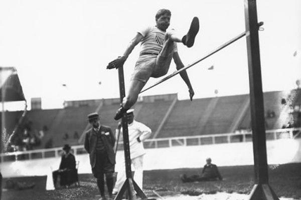 20. ABD'li jimnastikçi George Eyser, 1904 Oyunları'nda bir protez bacakla 6 madalya kazandı. Çocukluğunda bir tren kazasında uzuvunu kaybeden Eyser, tüm madalyalarını sadece bir gün içerisinde kazandı.