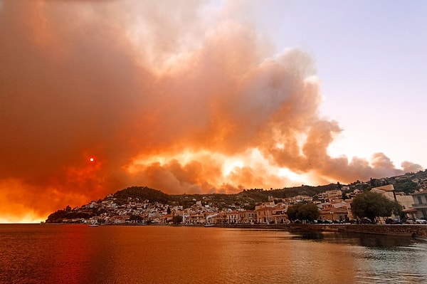 2. Limni adasına yakın olan, Evia adasında çıkan yangın, gökyüzünü kırmızıya bulamış.