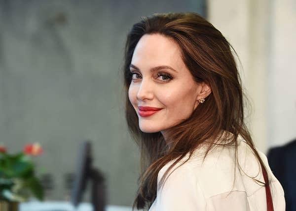 9. Angelina Jolie: Bıçak kullanmak