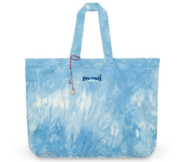 3. Mavi'nin bu batik çantasını plaj çantası olarak da kullanabilirsiniz.