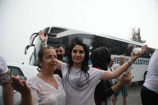 Yangının etkilediği ormanlık alanlarda soğutma çalışması yapan orman işçileri ve itfaiye ekipleri de yağmur mutluluğu yaşadı.