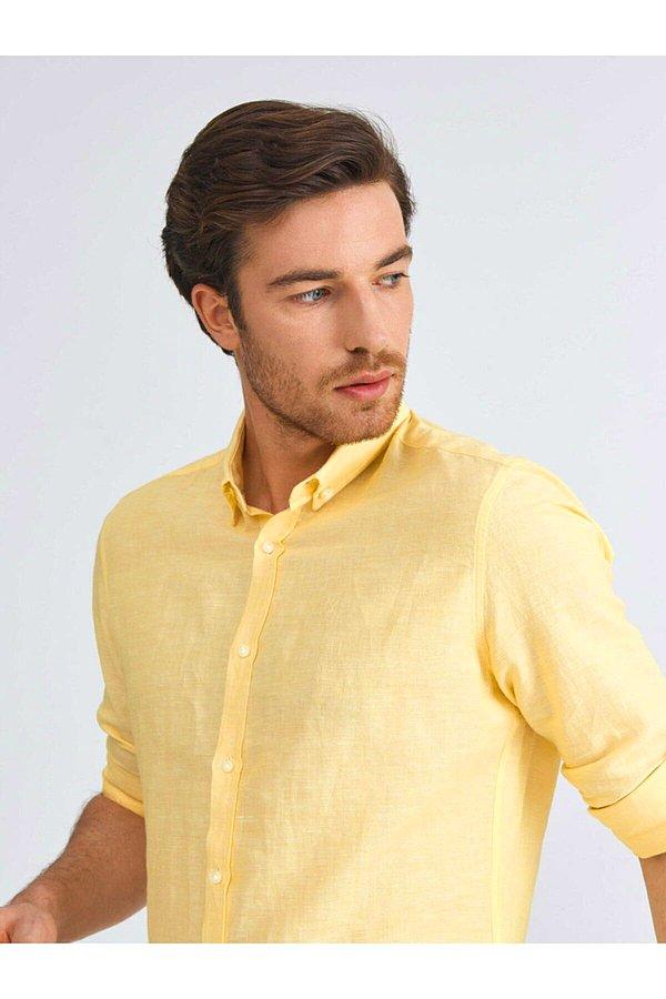 5. Yazlık keten gömlek için sarı tonları sizi bunaltmaz...