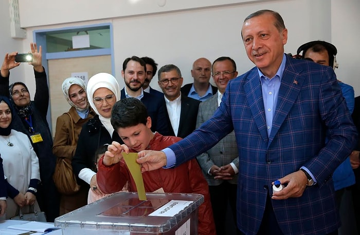 AKP MYK Bugün Toplanıyor: Seçim Barajı ve Yeni Anayasa Masada