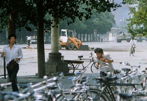 23. Tanklar gelmeden hemen önce Tiananmen Meydanı.
