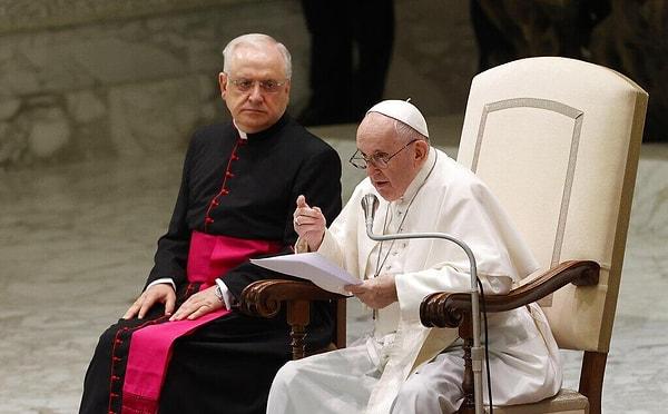 Vatikan ise olaya ilişkin henzü bir yorum yapmadı.
