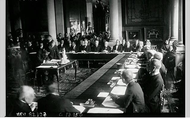 101 yıl önce tam bugün çekilmiş olan bu fotoğraf aslında yüzlerce yıllık bir imparatorluğun sonunu da ölümsüzleştirmiş olur. Sevr Heyeti'nde bulunan Hadi Paşa'nın imzası ile Osmanlı...