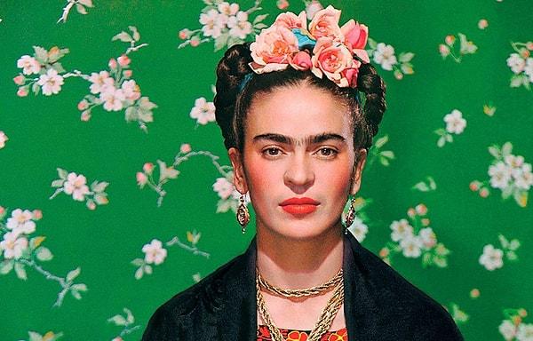 12. Frida Kahlo, biricik aşkı Diego'yu yıkamak için oldukça uğraş verir, 136 kilo olan Diego'yu oyuncaklar ile dolu küvette keselerdi.