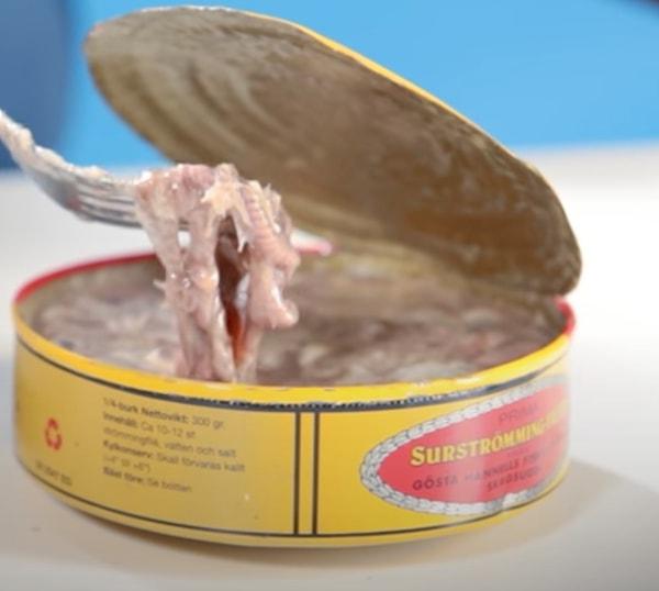 3. "İsveç'te ünlü olan ve dünyanın en kokulu yemeği olarak anılan Surströmming. Gerçekten mide bulandırıcı."