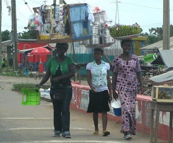 8. "Gana'da seyyar satıcılar tüm ürünleri kafalarının üstünde dengeli bir şekilde taşıyabiliyorlar. Bir ürün almak istediğinizde de ya ürünleri yere koyuyorlar ya da hiç kafalarından indirmeden size ürünü veriyorlar. İzlemesi gerçekten ilginç."