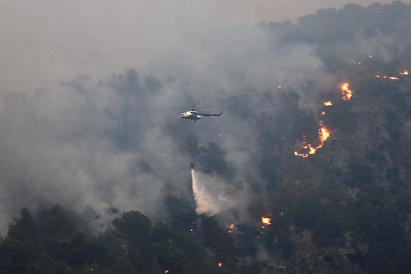 Beyağaç Belediye Başkanı Mustafa Akçay, bölgede yangını söndürme çalışmalarının devam ettiğini kaydetti.