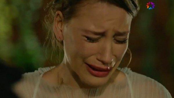 12. Rol aldığı dizide ağlayan Serenay Sarıkaya'nın burnunun aktığı sahneler yayınlanmıştı.