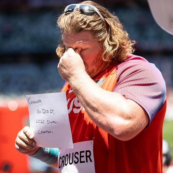 8. Американский толкатель ядра Райан Краузер выиграл золотую медаль и написал своему дедушке: «Дедушка, мы сделали это, я Олимпийский чемпион 2020»