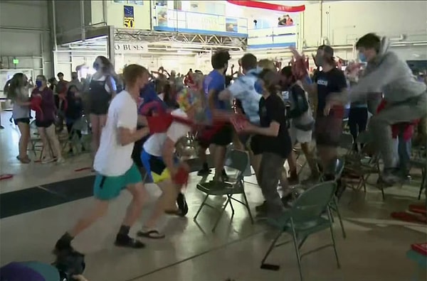 15. После того, как 17-летняя пловчиха, Лидия Джейкоби, выиграла золото, люди в ее родном городе на Аляске не могут сдержать своего волнения