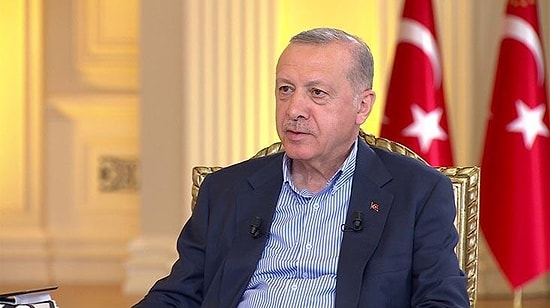 Abdülkadir Selvi, Cumhurbaşkanı Erdoğan'a 'Canlı Yayında' Fısıldayarak Sufle mi Verdi?