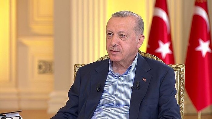 Abdülkadir Selvi, Cumhurbaşkanı Erdoğan'a 'Canlı Yayında' Fısıldayarak Sufle mi Verdi?