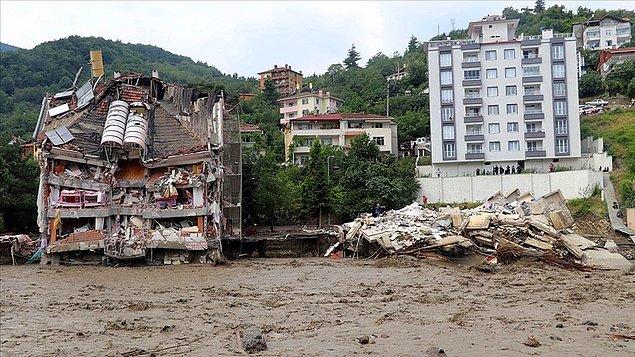 Kastamonu Bozkurt'ta yıkılan apartmanda arama kurtarma çalışması yapılıyor. İlçede sel felaketinin ilk gününde bir bina tamamen yıkılırken yanındaki binada ise hasar meydana geldi. 👇