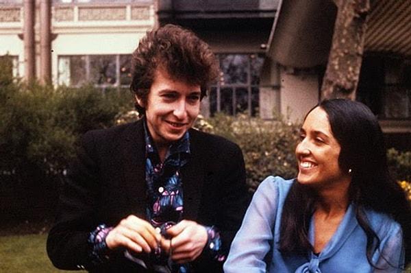 Yumuşacık sesiyle söylediği protest şarkılarıyla muhteşem bir dalga yaratan Baez 60'lı yılların ortalarında Bob Dylan ile tanıştı.