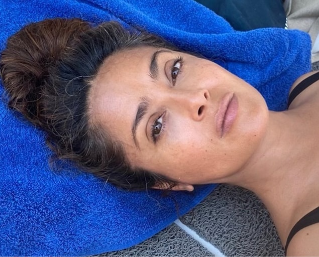 1. Salma Hayek, makyajsız olduğu ve beyaz saçlarının göründüğü selfie: