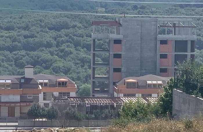 İstanbul Arnavutköy'de Üniversite Kılıflı Villanın Yıkımı Gündemde: Kaçak Tünel Bulundu