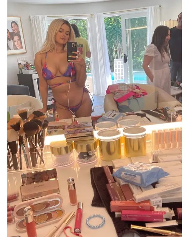 11. Selena'nın bir diğer doğal paylaşımı da photoshopsuz kulis fotoğraflarını paylaşması: