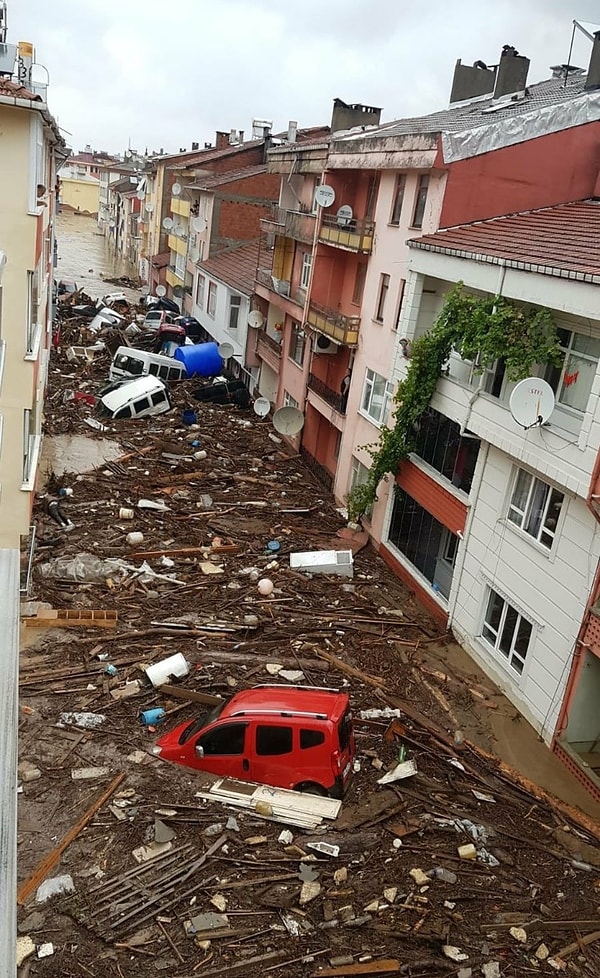 Herkesi kendi vicdanıyla baş başa bırakıyoruz...