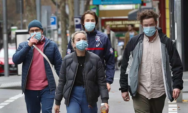 Maskelerden tamamen arındığımız bir sosyal hayata ne zaman geçeceğimizi kimse bilmiyor, bu yüzden çözüm üretmek için halen geç değil.