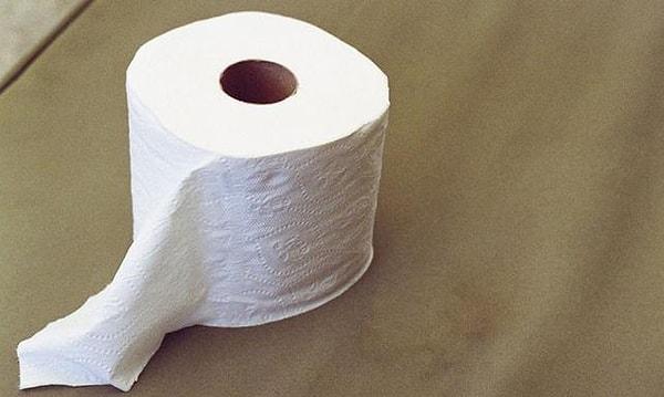 6. İnsanlarla ortak kullandığınız alanlarda tuvalet kağıdını bitirdiyseniz yerine yenisini takın.