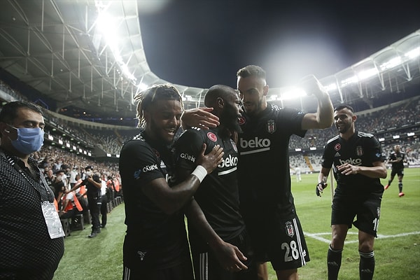 Yaklaşık 1,5 yıl sonra taraftarına kavuşan Beşiktaş, sahadan 3-0 galip ayrıldı ve 2021-2022 sezonuna galibiyetle başladı.