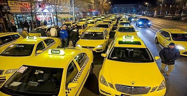 Türkiye'nin en kabalık şehri İstanbul'un yıllardır çözülemeyen ya da çözüme kavuşturulmak istenmeyen bir taksi meselesi var. Kısa mesafede yolcu almayanlar, gideceğimiz yerlere dolandırarak götürenler derken şimdi de taksi bulma sorunu yaşıyoruz.