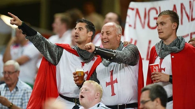 3. "İngiltere'de yaşayan insanlar futbol delisidir."