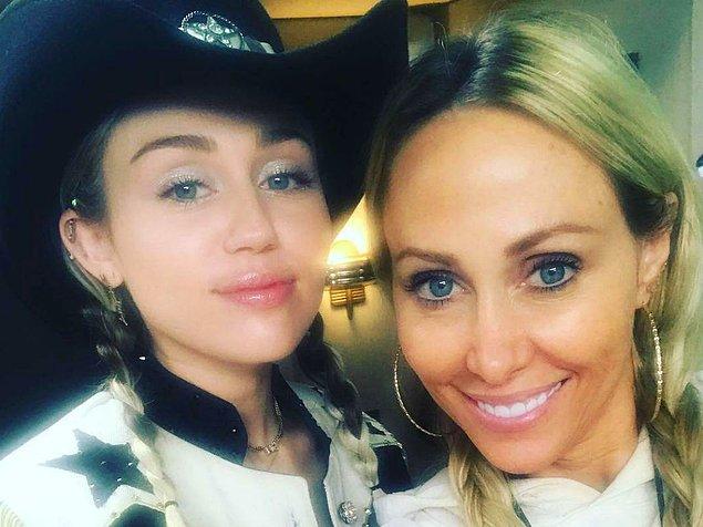 4. Miley Cyrus'u annesi Tish ile görenler ikiliyi kardeş sanıyordur.