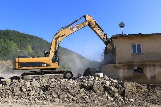 14 Kişi Hayatını Kaybetmiş 8 Kişi Kaybolmuştu: Sel Felaketinde Karayolu Ulaşımı Kapanan Babaçay Köyü Yıkılıyor