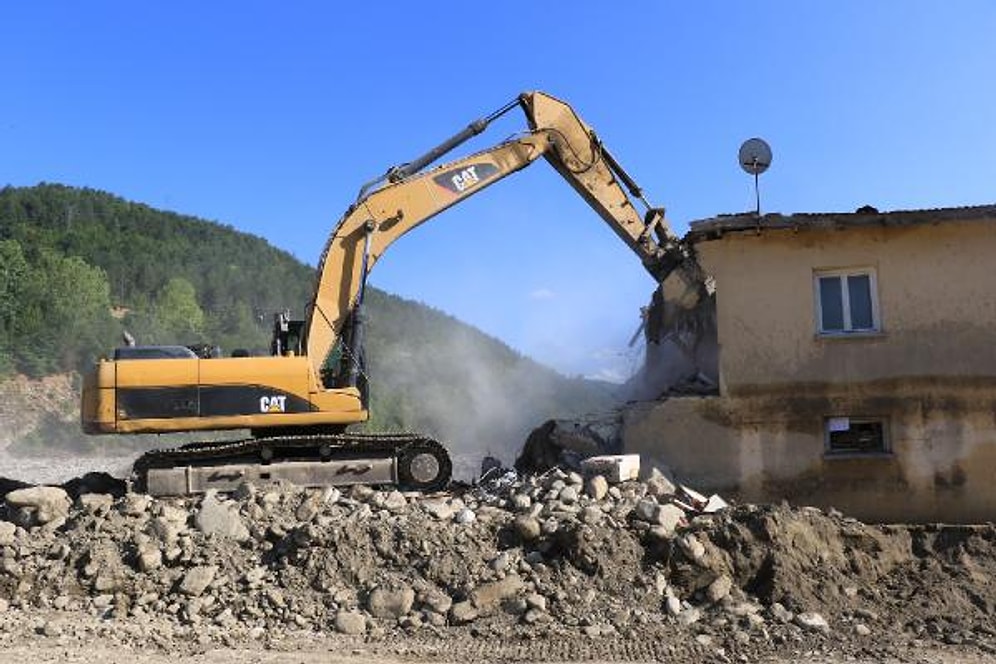 14 Kişi Hayatını Kaybetmiş 8 Kişi Kaybolmuştu: Sel Felaketinde Karayolu Ulaşımı Kapanan Babaçay Köyü Yıkılıyor