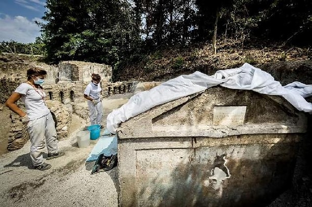 Mezarın, MS 79’da Vezüv Yanardağı’nın patlamasıyla Pompeii’nin yıkılmasından 10 yıl öncesine ait olduğuna inanılıyor.