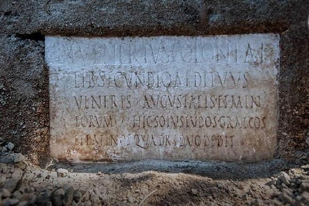 Mezarın üstünde Secundio’ya adanmış bir yazıt da bulundu