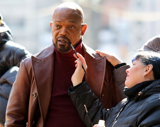 8. Makyaj artistleri Korkusuz filminin New York setinde Samuel L. Jackson'ın sakalını boyuyor.
