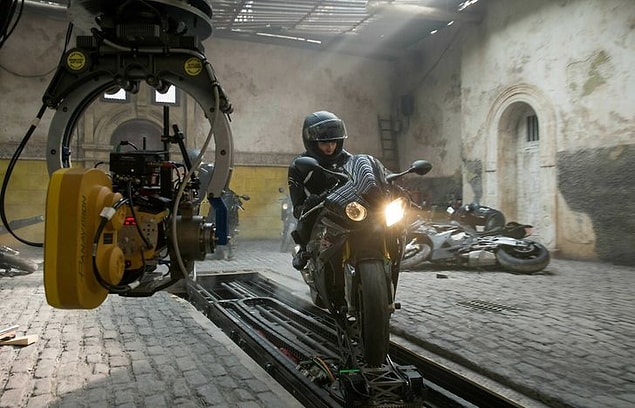 11. Rebecca Ferguson, Görevimiz Tehlike 5 filminin setinde hareket eden platformun üstünde motora biniyor.