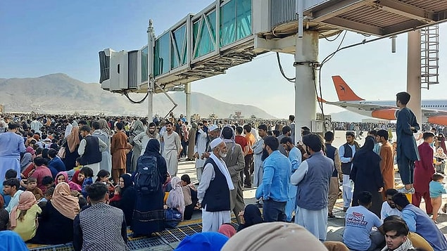 Bu gelişmenin ardından da tehdit altında hisseden ve eski karanlık günlerin yeniden yaşanacağını düşünen vatandaşlar korku ve paniğin hakim olduğu Afganistan'ı terk etmeye başlamıştı.