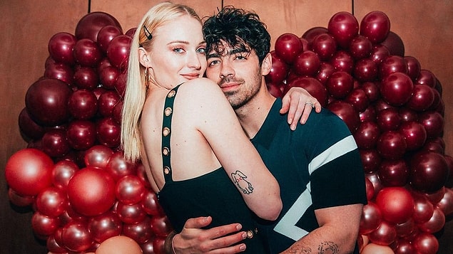 13. Sophie Turner ve Joe Jonas çifti de kokusunu çok sevdikleri bir parfümü ortak kullanıyorlarmış.